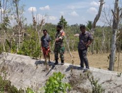 Babinsa Bluto Giat Bakti TNI Bantu Warga