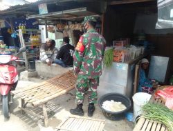 Babinsa Pasongsongan Sambangi Pasar Sosialisasi Protokol Covit-19