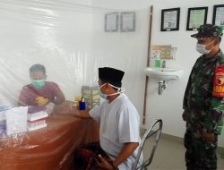 Babinsa Guluk-Guluk Dampingi Rapid Tes Warga