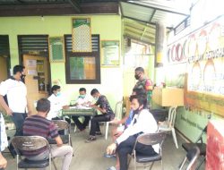 Babinsa Kota Melakukan Pendampingan Rapid Tes KPPS dan Linmas