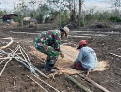 Babinsa Raas, Bantu Masyarakat Buat Anyaman Atap Kandang Ternak