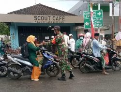 Babinsa Koramil Guluk – Guluk, Melaksanakan Operasi Penerapan Disiplin Prokes