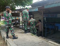 Babinsa dan Batituud Saronggi, Woro-Woro Imbau Masyarakat Mematuhi Prokes