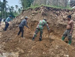 Babinsa Lenteng, Bersama Warga Karya Bhakti Tanah Longsor