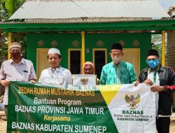 Baznas  Sumenep, Menyerahkan Bangunan Bedah Rumah Kepada  Mustahik di Desa Moncek Timur