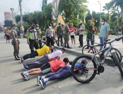 Anggota Kodim 0827 Sumenep, Razia Masyarakat Tak Bermasker