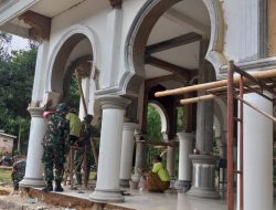 TMMD ke-110, Anggota Kodim 0827 Sumenep Gotong Royong Bersama  Masyarakat