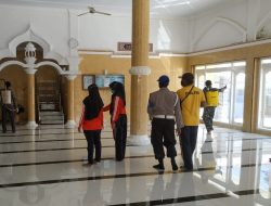 Babinsa Sapudi Melaksanakan Penyemprotan Disinfektan