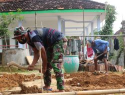 Babinsa Bersama Satgas TMMD Hidupkan Budaya Gotong-Royong
