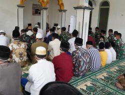 Tingkatkan Keimanan, Satgas TMMD ke-110 Sumenep Sholat Jum’at Bersama Warga