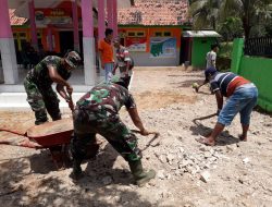 Satgas TMMD Ratakan Halaman Balai Desa Dasuk Laok