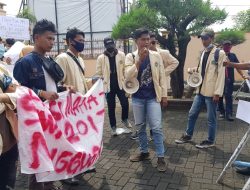 Diduga Tak Transparan Keuangan, Mahasiswa STKIP PGRI Sumenep Demo Kampusnya