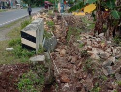 Pekerjaan Proyek Drainase di Jalan Sumenep-Pamekasan, Diduga Asal Asalan