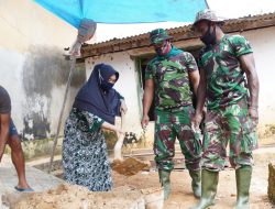 Berbaur Bersama Satgas TMMD, Kades Ruhawa Semangat Bantu Warga Bangun Rumah