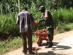 Biar Bersih dan Rapi, Babinsa Ajak Masyarakat Kerja Bakti Bersihkan Jalan