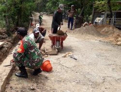 Peduli Keselamatan Jalan, Babinsa Sapudi Bersama Warga Timbun Jalan Rusak