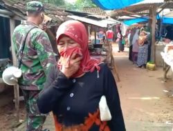 Disiplinkan Masyarakat, Babinsa Koramil 0827/16 Gapura Himbauan Prokes di Pasar