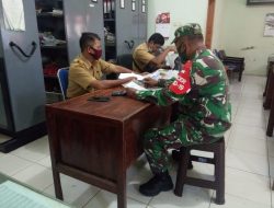 Komsos Dengan Petugas Pasar, Babinsa Kota Mendata Pedagang Pasar Luar