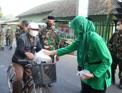 Dandim 0827 Sumenep Bersama Ketua Persit KCK Cabang XLVI Bagi Takjil