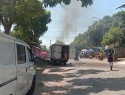 Mobil Box Terbakar Depan Pasar Bluto