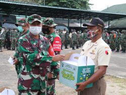Dandim 0827/Sumenep Bagikan Bingkisan  Kepada Anggota TNI dan PNS