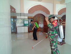 Sambut Lebaran,  Babinsa Koramil 0827/09 Pragaan Kegiatan Penyemprotan Disinfektan di Masjid