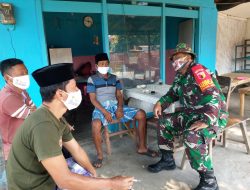 Ingatkan Warga Disiplin Prokes, Babinsa Saronggi Melakukan Komsos