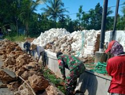 Ditengah Pandemi Covid-9, Babinsa Dan Warga Binaan Kompak Kerja Bakti Perbaikan Gorong-Gorong