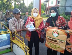 Bulan Ramadan, Ibu Dharma Wanita Pol-PP Sumenep Berbagi Takjil Kepada Masyarakat