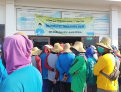 Potong Gaji, Buruh PT Garam Persero Kalianget Demo Kantor Pegaraman 1