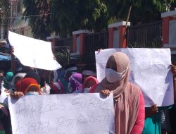 Warga Karduluk Aksi Tolak Bacakades Luar, DPMD Diminta Ganti Panitia Pelaksana