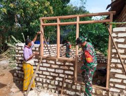 Babinsa Koramil 0827/10 Ambunten Bantu Pasang Batu Bata Rumah Warga Binaan