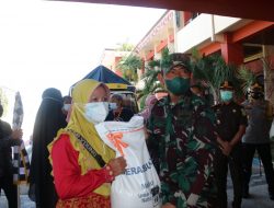 Dandim 0827/Sumenep Bersama Forkopimda  Lepas Penyaluran Perdana 90 Ton Bantuan Beras PPKM 2021