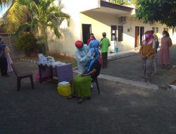 Lihat Kondisi Para PMI Datang Dari Sukolilo, Babinsa Kalianget Dampingi Tes Swab PCR