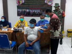 Babinsa Saronggi Monitoring Kegiatan Pemberian Vaksin Dosis ke 3 Moderna Untuk Nakes