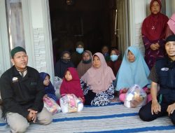 Meringankan Beban Dimasa Pandemi, Yayasan Al-Uswah Bagi Sembako di Desa Lalangon