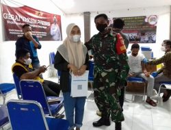 Percepatan Vaksinasi Covid-19, Babinsa Saronggi Dampingi Warganya di Puskesmas