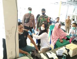 Babinsa Jajaran Kodim 0827/Sumenep Sukseskan Program Vaksinasi Masal di Kecamatan Bluto
