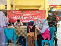 Babinsa Koramil Dasuk Dampingi Warga Desa Bates Guyub Ikuti Vaksin Covid -19