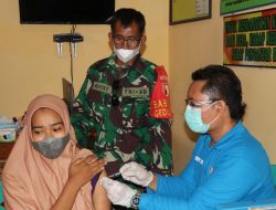 Tak Kenal Hari Libur, Babinsa Terus Gencarkan Vaksin