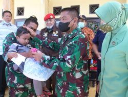 Dandim 0827/Sumenep Menyerahkan Kunci Perehapan Rutilahu Dan Pemberian Satuan Anak Yatim