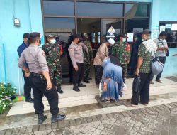 Petugas Gabungan Gelar Razia Kartu Vaksin di Pelindo III Kalianget