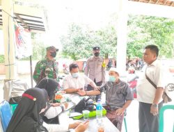 Serka Suparno, Babinsa Koramil 0827/03 Manding Pantau Langsung pelaksanaan Vaksinasi