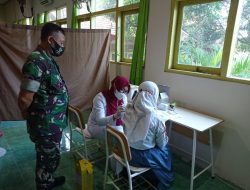 Peduli Generasi, Babinsa Koramil 0827/10 Ambunten Monitoring Vaksinasi di SMA Negeri 1 Ambunten