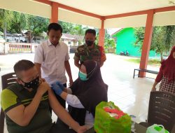 Simpati Babinsa Bersama Unsur Empat Pilar Gencarkan Vaksinasi di Kecamatan Manding