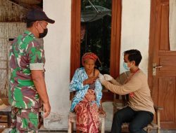 Door to Door, Babinsa Gapura Mengetuk Rumah Warga yang Belum Divaksin