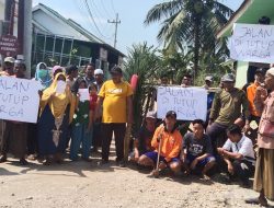 Akses Jalan “Perum Randu Permai” Ditutup Warga, PD Sumekar Cuci Tangan?