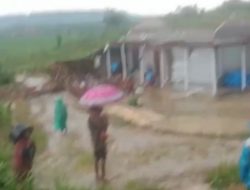 Akibat Puting Beliung Sejumlah Rumah dan Tempat Ibadah di Montorna Rusak Berat