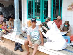 Dampingi Tim Nakes Vaksinasi Door To Door,Sertu Moh Soleh Babinsa Koramil 0827/04 Batuputih Berikan Rasa Nyaman Warga