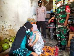Babinsa Ganding Gelar Vaksinasi Door To Door, Warga yang Takut Disuntik dapatkan Vaksin Covid-19